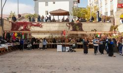 Hakkari’de Gazze Yararına Düzenlenen Hayır Çarşısına Yoğun İlgi