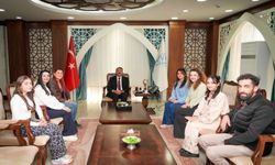 Hakkâri Üniversitesi Öğrencilerinden Vali Ali Çelik’e Sanat Ziyareti