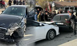 Hakkari'de İki Otomobil Çarpıştı: 1 Yaralı