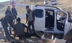 Kamyonet Şarampole Yuvarlandı: 4 Kişi Yaralandı