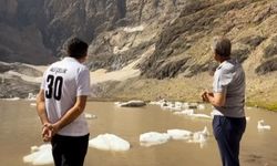 Vali Çelik Forması ve Şiiriyle Dikkat Çekti