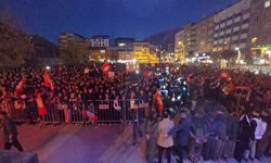 Hakkari'de On Binlerin Katıldığı Konser Coşkuyla Başladı