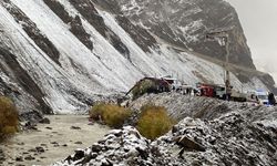 Hakkari’de Araç 50 Metrelik Uçurumdan Zap Suyu’na Düştü: 4 Madenci Kurtarıldı