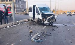 Servis Minibüsü ile Hafif Ticari Araç Çarpıştı: 13’ü Çocuk 19 Yaralı