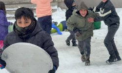 Hakkari’de Çocukların Kar Sevinci: Mahalle Yolları Kızak Pistine Döndü