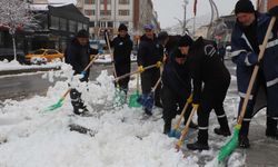 Hakkari’de Kar Timi Ara Sokaklarda Yoğun Mesai Yaptı