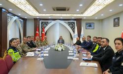 Hakkari’de Asayiş Toplantısı: Suç Oranlarında Düşüş, Kaçakçılık Operasyonları Artışta