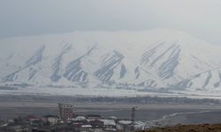 Yüksekova’da Mevsimin İlk Karı Dağları Beyaza Bürüdü