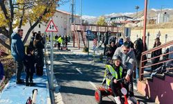 Hakkari’de Trafik Bilinci Miniklere Uygulamalı Olarak Anlatıldı