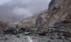 Hakkari'de Heyelan Meydana Geldi: Yol Tek Şeritten Açıldı