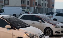 Hakkari'de Dondurucu Soğuklar Hayatı Durdurdu: Araçlar Battaniyeyle Korunuyor
