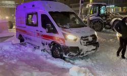 Hakkari'de Kar Alarmı: Yolda Mahsur Kalan Ambulans Ekiplerin Müdahalesiyle Kurtarıldı