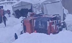 Hakkari'de Karla Mücadele Aracı Devrildi