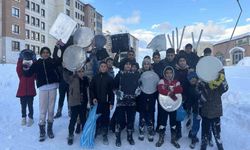 Yüksekova’da Kar Sevinci: Mahalle Yolu Çocukların Kayak Pistine Döndü