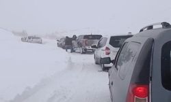 Hakkari'de Tipi ve Fırtına Hayatı Felç Etti: 50 Araç Mahsur Kaldı