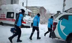 Hakkari'de Zorlu Kış Şartlarında Zamana Karşı Yarış: KOAH Hastası Hastaneye Ulaştırıldı