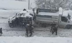 Hakkari'de Kar ve Buzla Mücadele: Kamyonet Zırhlı Araçla Kurtarıldı