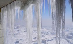 Yüksekova’da Dondurucu Soğuk Hayatı Felç Etti: Buz Sarkıtları 2 Metreyi Aştı