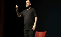 Hakkari’de Erdal Kaya’dan Kahkaha Dolu Gece: Kürtçe Mizah Ayakta Alkışlandı