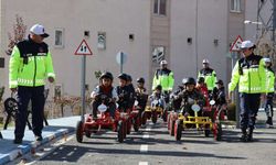 Hakkari’de Jandarmadan Miniklere Uygulamalı Trafik Eğitimi