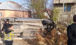 Hakkari'de Virajı Alamayan Araç Devrildi