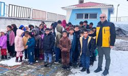 Hakkari’de Anlamlı Dayanışma: Dedeler Köyünde 80 Çocuğa Kışlık Bot Desteği