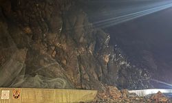 Hakkari'de Depin Yine Kapandı! Yağışla Birlikte Kayalar Yola Devrildi