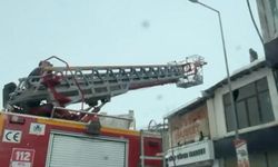 Hakkari’de Çatıdaki Karları Temizlerken Mahsur Kalan Esnaf İtfaiye Merdiveniyle Kurtarıldı