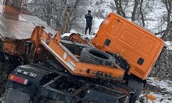 Hakkari’de Buzlanan Köy Yolunda Karayollarına Ait TIR Devrildi: 2 Yaralı