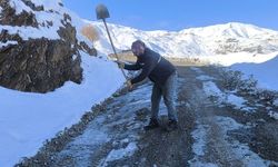 Hakkari’de 7 Kilometrelik Çile: Sarıkaya Mahallesi’nde Yol Buz Pistine Döndü