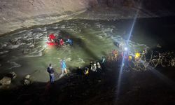 Hakkari'de Zap Suyuna Bir Araç Uçtu