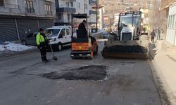 Hakkari’de Soğuk Havaya Rağmen Asfalt Yama Seferberliği