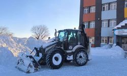Hakkari’de Köy Yollarının Ardından Okul Bahçeleri de Temizleniyor