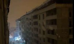 Hakkari'de Çatıdan Kopan Dev Kar Kütlesi Elektrik Direklerini Yıktı