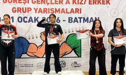 Hakkârili Gençlerden Bilek Güreşinde Büyük Başarı