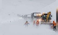 Hakkari'de Yoğun Kar ve Tipi Ulaşımı Felç Etti