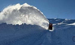 Hakkari'de kar esareti devam ediyor: 220 yerleşim yolu kapandı