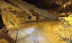 Hakkari’de Dondurucu Soğuğa Rağmen Temizlik Mesaisi Durmuyor