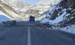 Çukurca Karayolunda Kaya Düşmesi: Yol Kısa Süreliğine Ulaşıma Kapatıldı