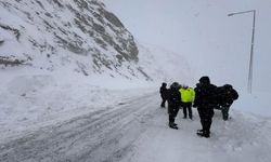Hakkari Beyaza Büründü: Kar Kalınlığı Yer Yer 2 Metreyi Aştı