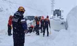 Hakkari'de Çığ Altında Kalan Araçtan 2 Kişi Sağ Çıkarıldı