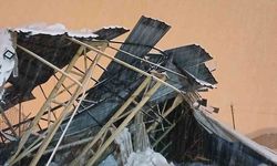 Hakkari'de Yoğun Kar Yağışı Hayatı Felç Etti: Halı Sahanın Çatısı Çöktü