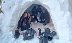 Hakkari’de Kar Eğlenceye Dönüştü: Bal Ailesinden Evlerinin Önüne İglo