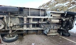 Hakkâri’de Trafik Kazası: kamyonet yan yattı 2 yaralı