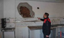Dev kaya parçaları bir evin üzerine düştü, aile son anda kurtuldu