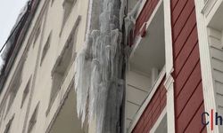 Hakkari'de ’Buz Devri’ni yaşıyor: Araçlara brandalı koruma, çatılarda dev sarkıtlar