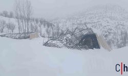 Yoğun Kar Yağışına Dayanmayan Halı Sahası Çöktü