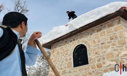 Tarihi Türbelerin Çatısındaki Karlar Temizlendi