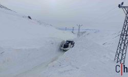 Hakkari'de Çığ Yola İndi, Ekipler Seferber Oldu