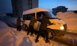 Yokuşta Kalan Minibüs İçin Seferber Oldular